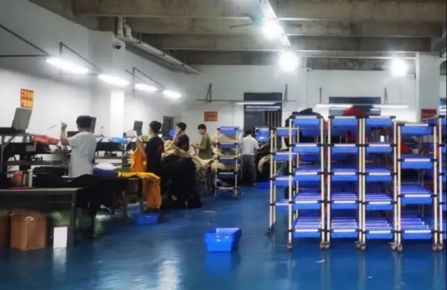 开在村里的服装加工厂 返乡青年的电商致富路